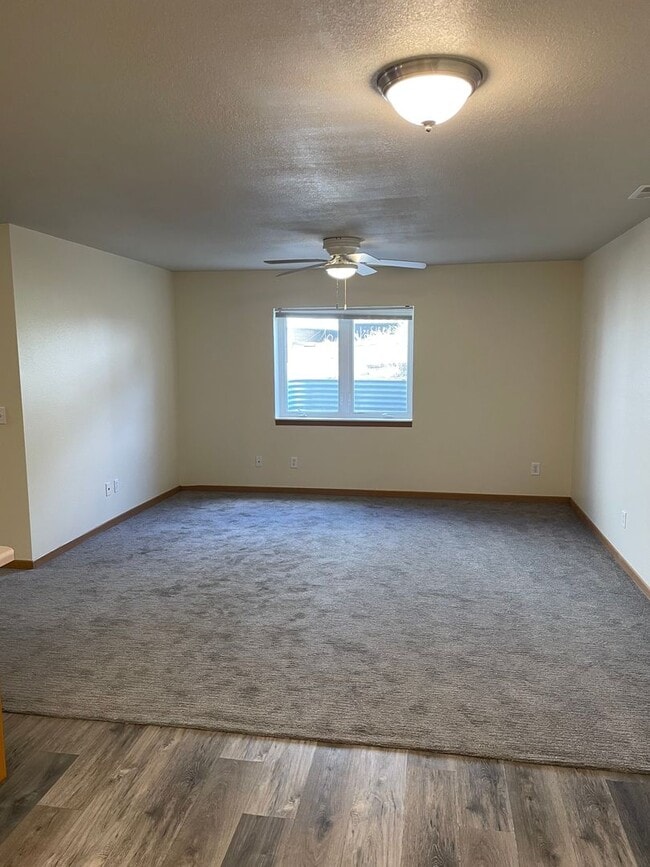 Building Photo - Comfortable 3-Bedroom Condo in Brandon – Available Now!