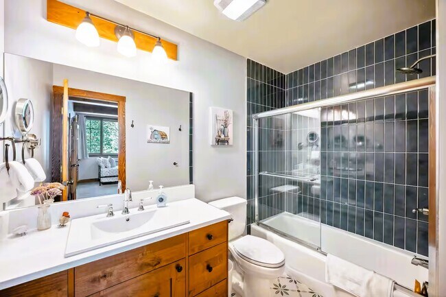 Building Photo - 738 Skyline Dr