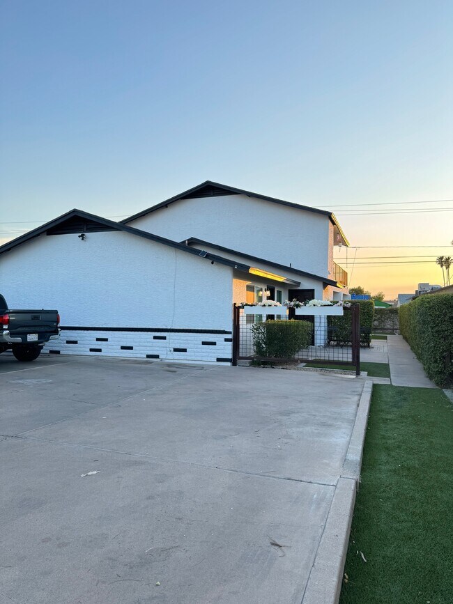 Building Photo - 366 N Delaware St