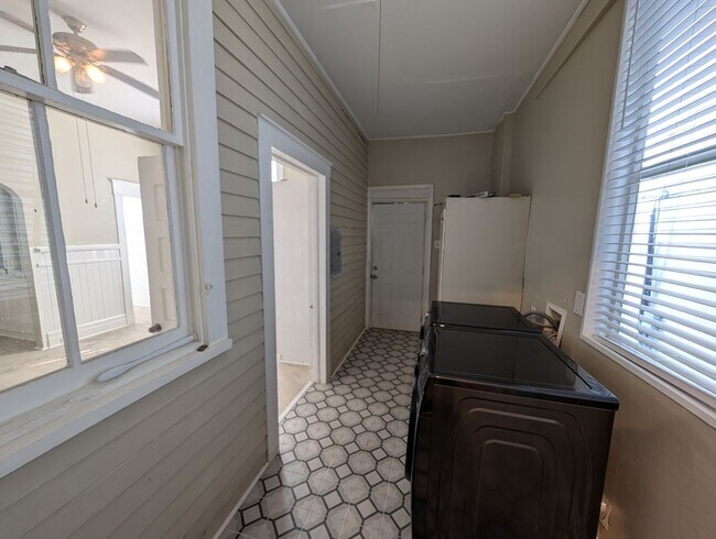 Building Photo - Huge 4 bedroom in prime downtown location!