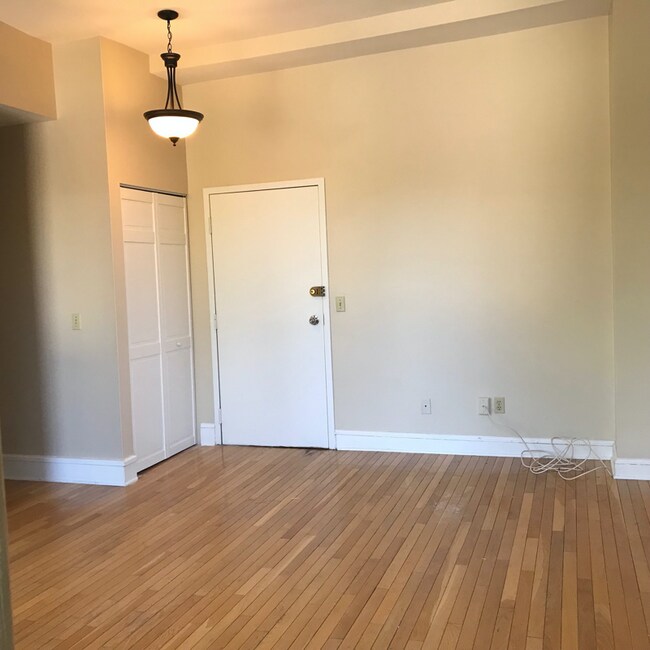 Building Photo - 156 Circular St