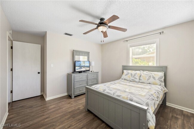 Building Photo - 27610 Roslin Dr
