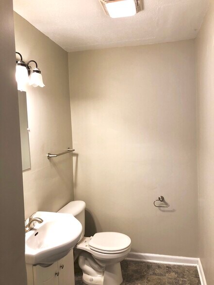 Main floor bath, completely renovated! - 816 3rd St SE