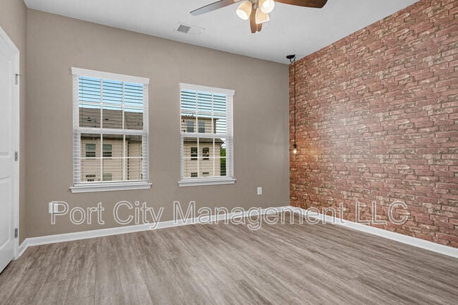 Building Photo - 133 S Macon St.