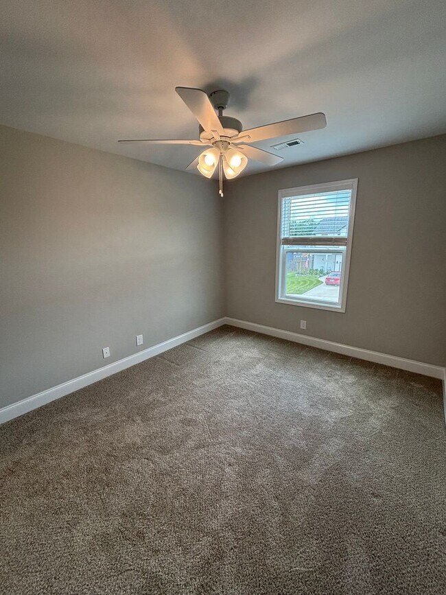 Building Photo - 4 Bedroom 2 1/2 Bath Pet Friendly Home For Rent Near Post!