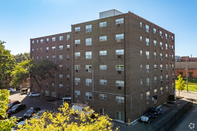 Building Photo - 310 Oak