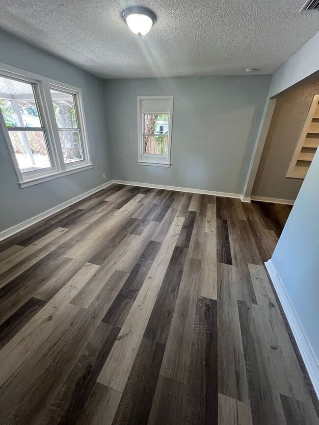 Building Photo - Beautiful 3BR/1BA Lakeland Home with Large Backyard & Covered Porch!