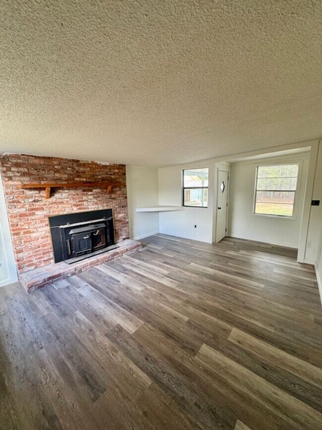 Building Photo - FOR RENT