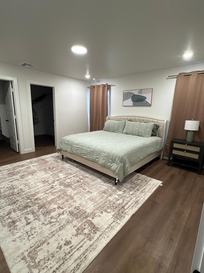 Building Photo - 2124 Langford Ave