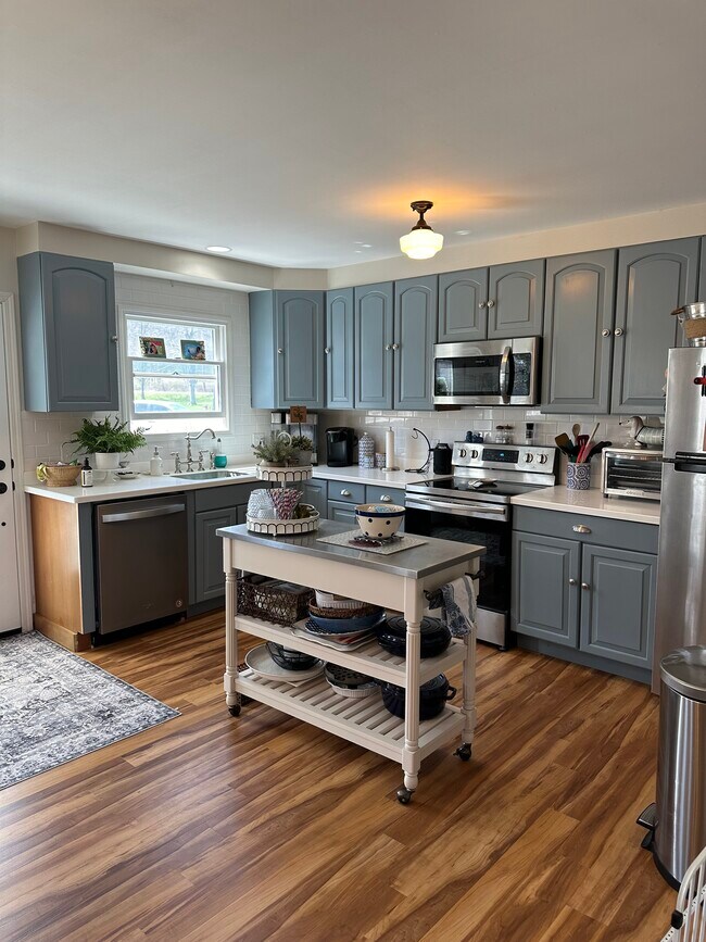 kitchen - 5311 N Point Dr