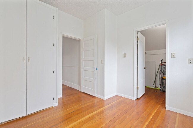 Building Photo - Spacious 4BR Turn-of-the-Century Charmer in the Heart of Bremerton!