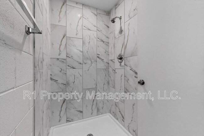 Building Photo - 301 Graceland Dr SE