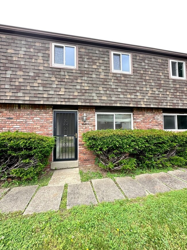 Building Photo - Well-Maintained 2 Bed, 1 Bath Townhome in Munhall - Central AC & Heat, Integral Garage - Availabl...