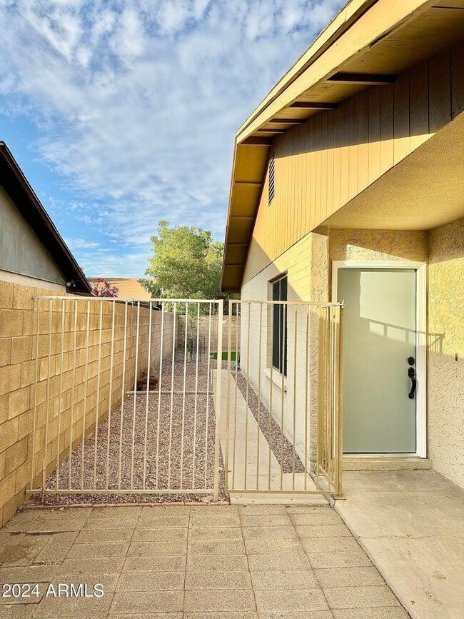 Building Photo - 1916 E Inverness Ave