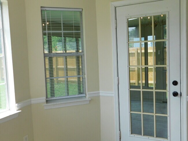 Building Photo - "Spacious 4-Bedroom Gem on Hughart Street with 2.5 Bathrooms and 2108 Sq. Ft. of Comfort!"