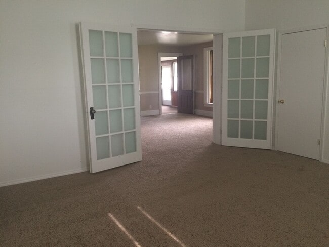 Building Photo - 417 Crooks Ave