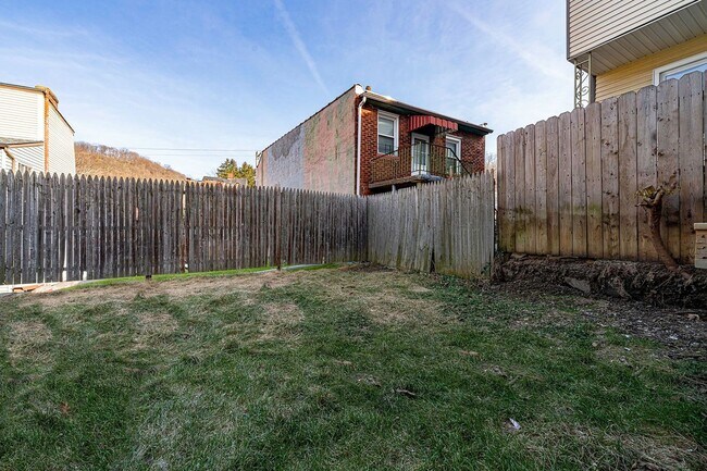Building Photo - Remodeled 1 bedroom with fenced backyard