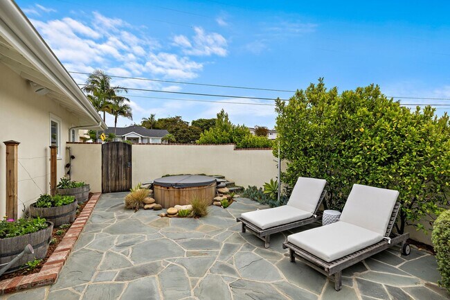 Building Photo - 806 S Ola Vista