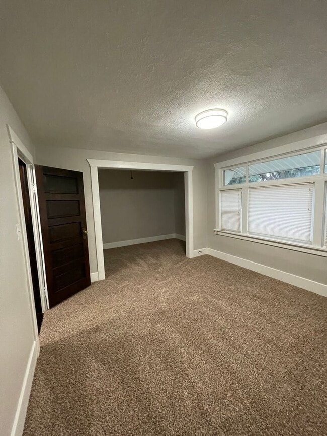 Building Photo - 4 Bedroom Home