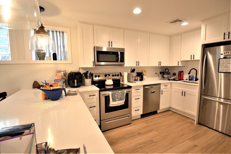 Primary Photo - 179 Putnam St
