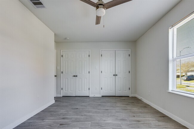 Building Photo - 5874 Belcrest St