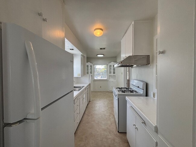 Building Photo - Beautiful 4 Bedroom 2.5 Bathroom SFR