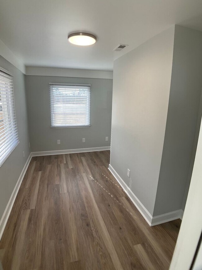 Building Photo - Modern Comfort and Convenience in the Heart of Durham