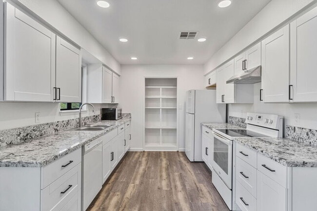 Building Photo - 31331 Auberry Rd