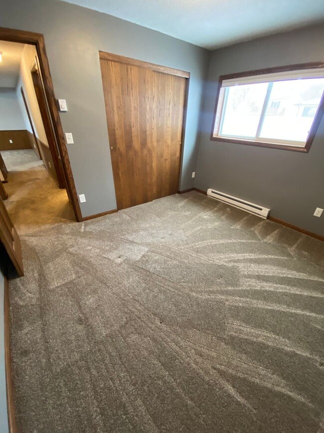 Building Photo - GREAT LOCATION - Spacious 4 bedroom/2 bath - PETS WELCOME