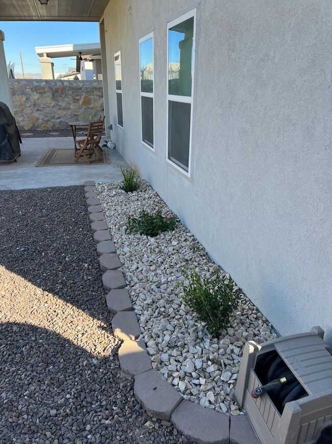 Building Photo - Eastside area for Short or Long Term Rental(Completely Furnished) Beautiful 4 bed/2 baths