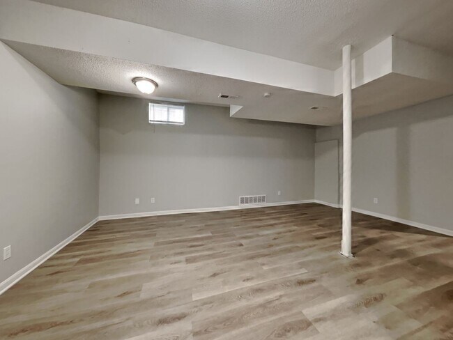 Building Photo - Charming 4-Bed, 2-Bath Home in Kansas City with Garage