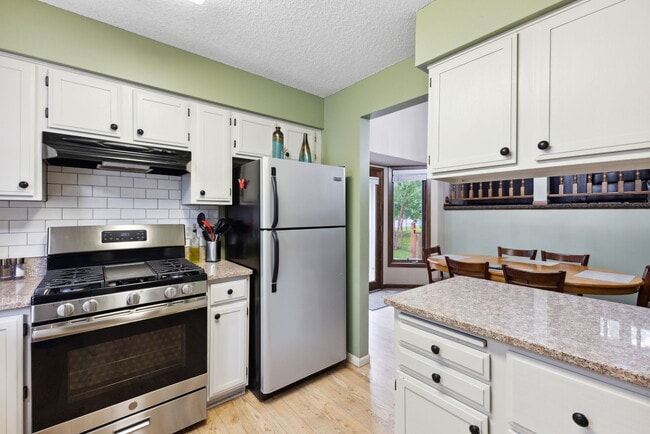 Building Photo - 2738 Chertsey Dr