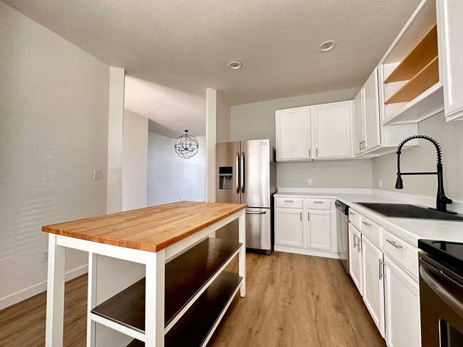 Building Photo - Amazing Townhome with Spectacular Views fo...