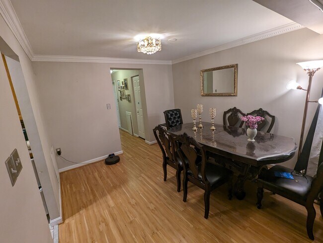 Building Photo - 5614 Bloomfield Dr