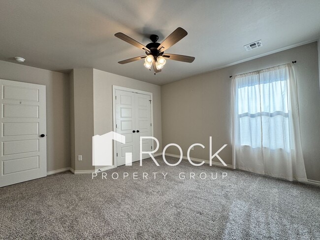 Building Photo - Spacious 3-Bedroom Home with Designer Kitc...