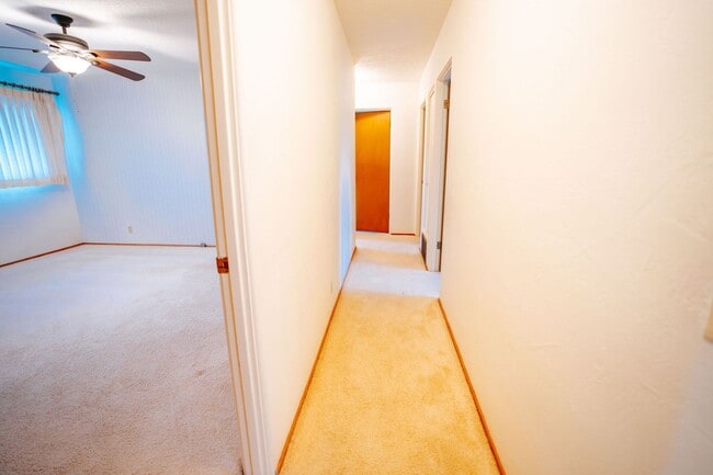 Building Photo - 3BD/2BD Home Located next to the Hospital in Eureka!