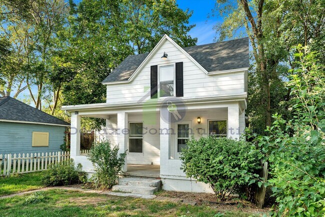 Primary Photo - Remodeled 3BR + Flex Room | Steps from Leo...