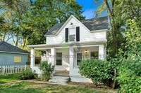 Building Photo - Remodeled 3BR + Flex Room | Steps from Leo...