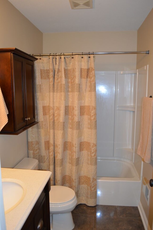 Building Photo - Large one bedroom/One Bath - NE Rochester