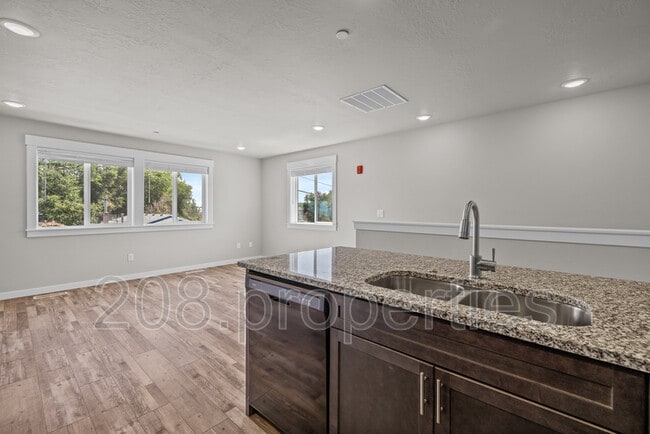Building Photo - 435 2nd Ave N