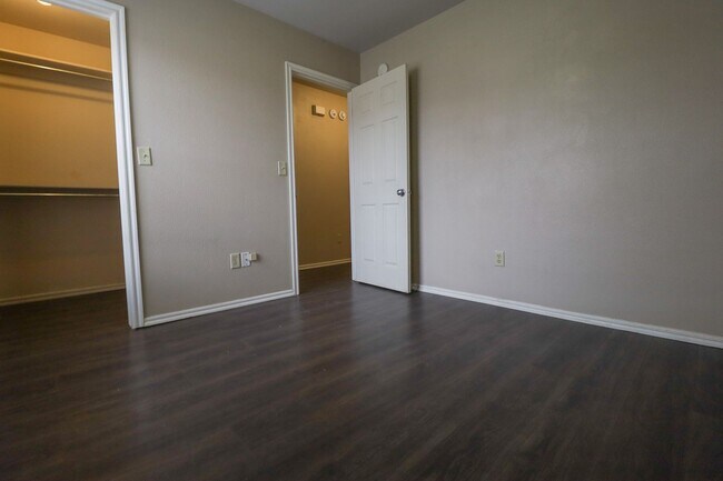 Building Photo - 3 Bed 2 Bath