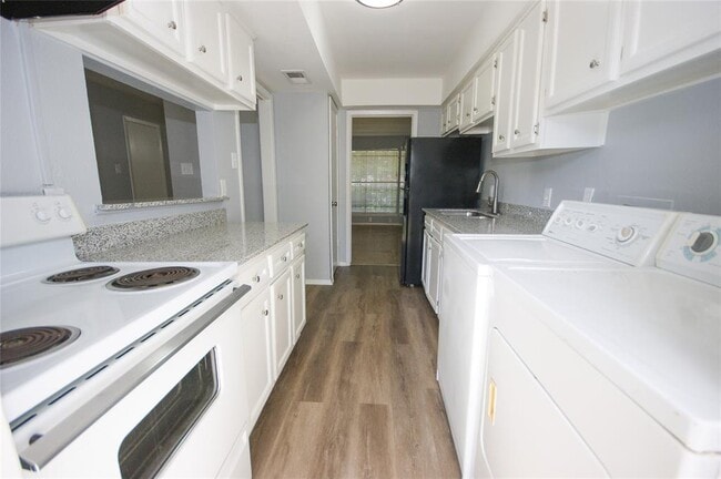 Building Photo - 7925 Grove Ridge Dr