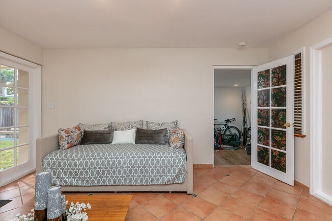 Building Photo - 5760 SW 51st St