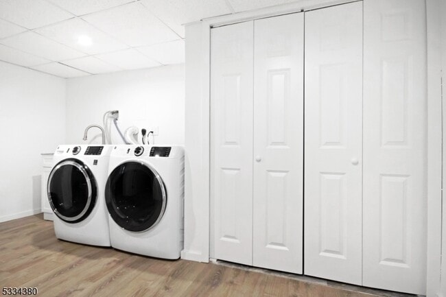 Building Photo - 519 E Shore Trail