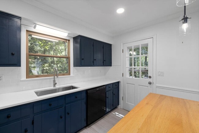 Building Photo - 3804 Zenith Pl