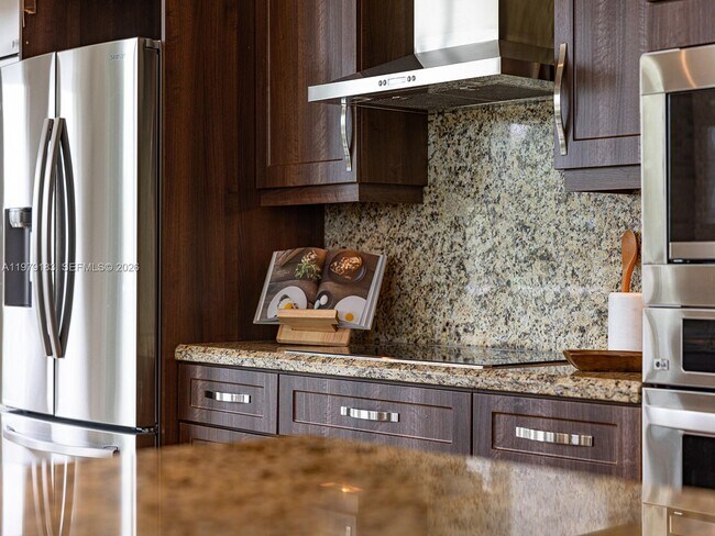 Building Photo - 2645 S Bayshore Dr