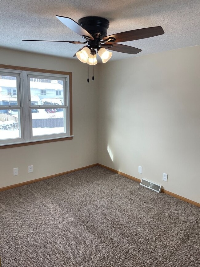 Building Photo - 2 Bedroom, 1 Bath Townhouse in LeClaire, IA