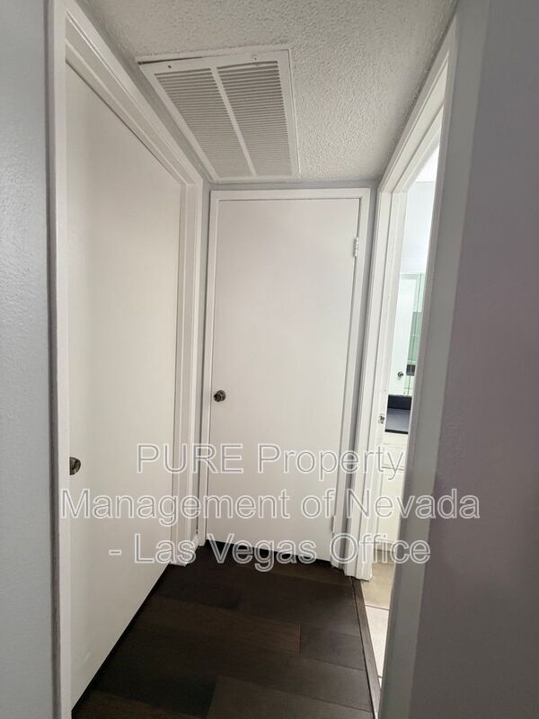 Building Photo - 1405 E Vegas Valley Dr
