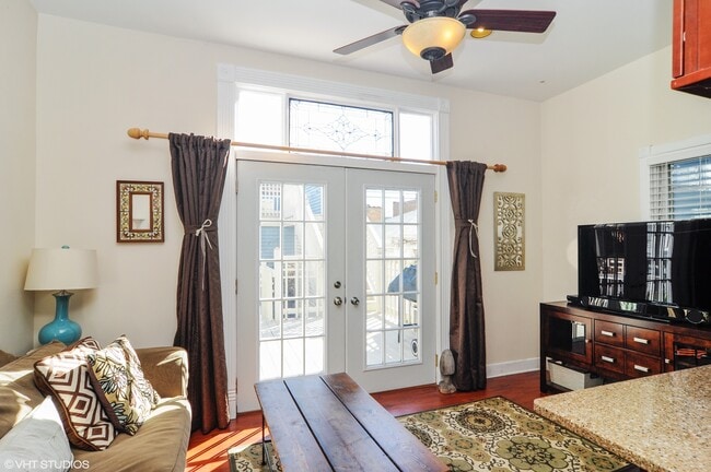 Building Photo - 2113 W Cuyler Ave