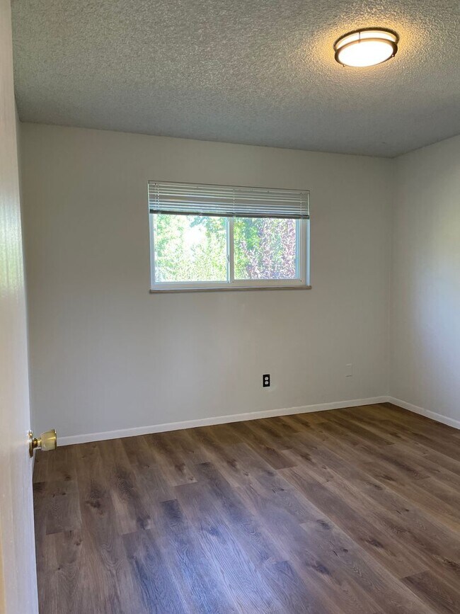 Building Photo - 2143 Ryeland Ln